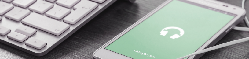 Teclado da apple e um celular Android